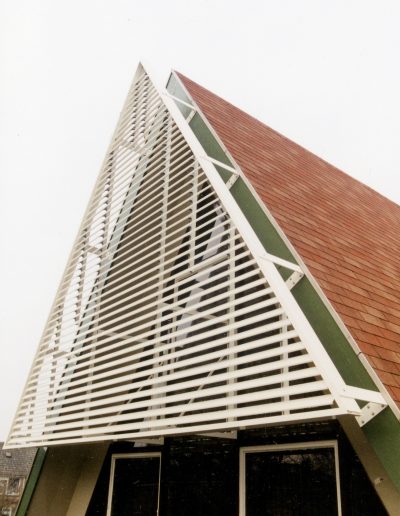 Fiksuotos trikampės fasadinės žaliuzės C100, Triangle House